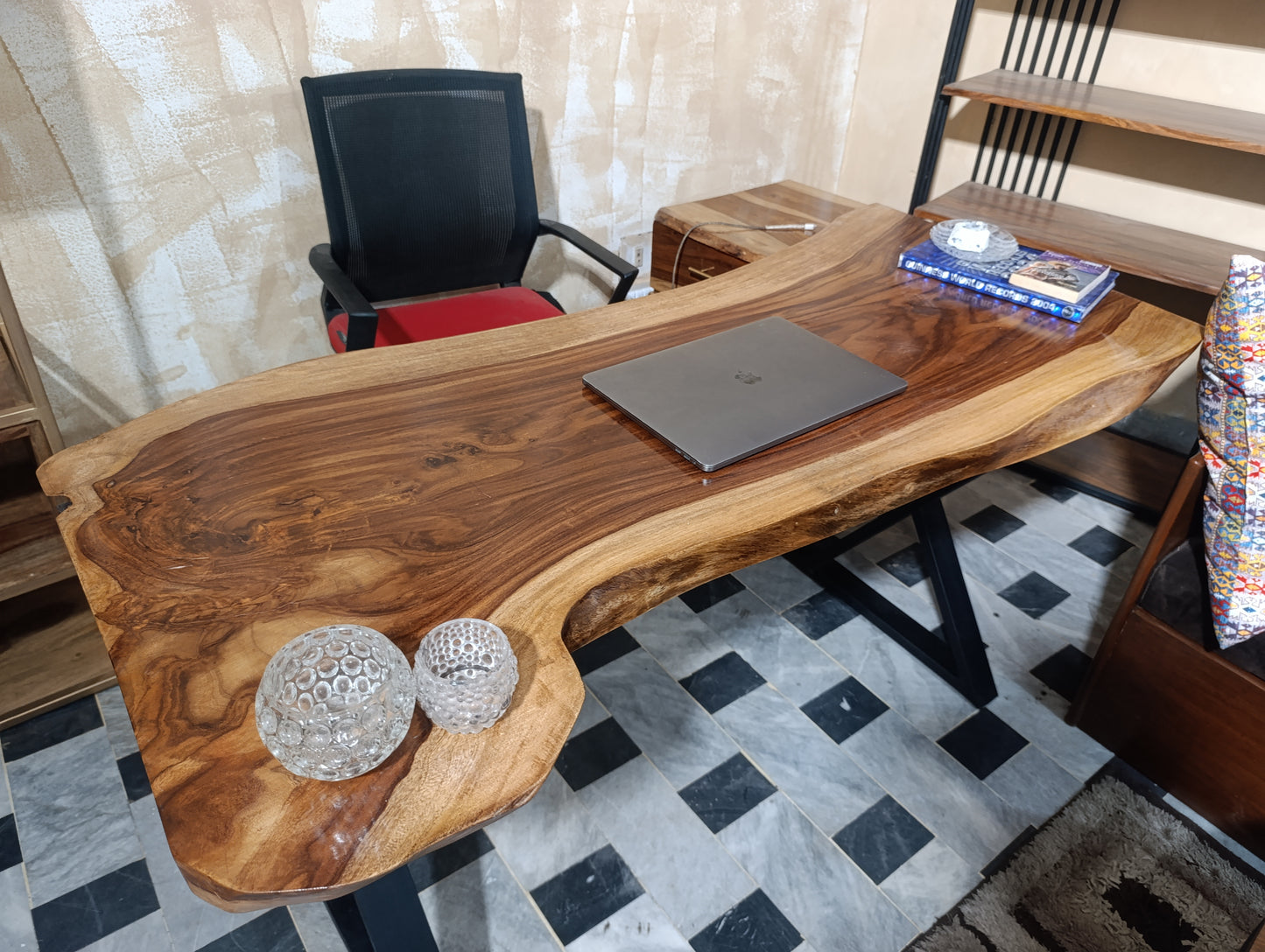 Adaptivo solid wood desk with durable metal frame design