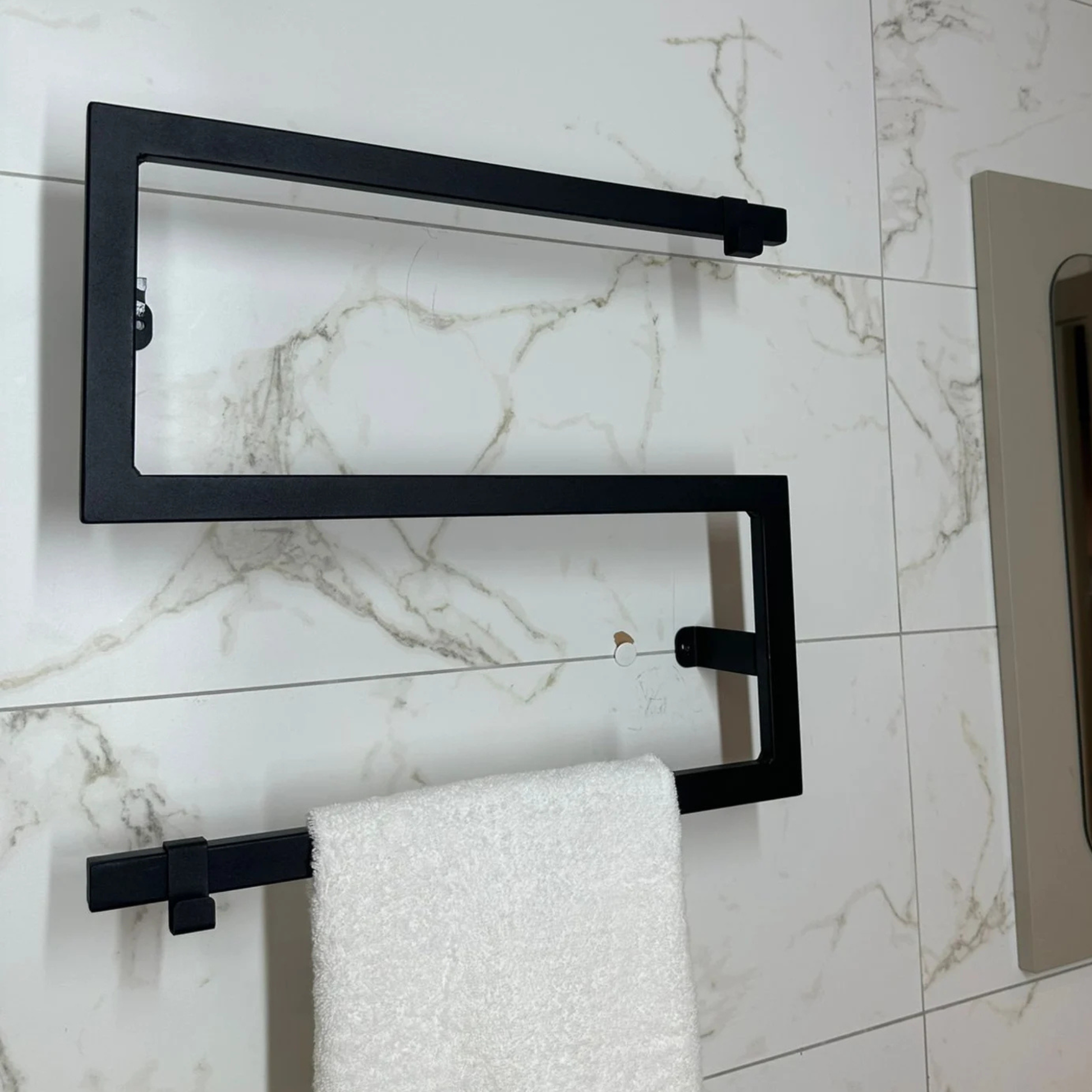 Modern Black Metal Towel Organizer – Bath & Hand Towel Holder by Adaptivo Furniture
