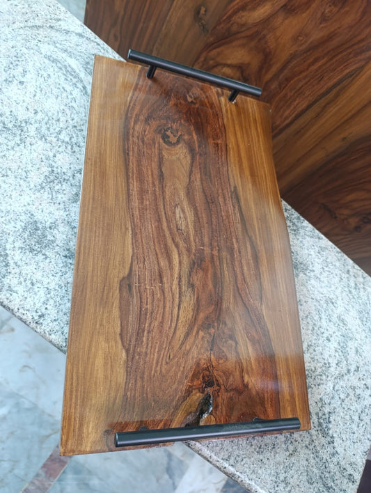 Front view of Sheesham live edge cutting board with handle – Adaptivo Furniture