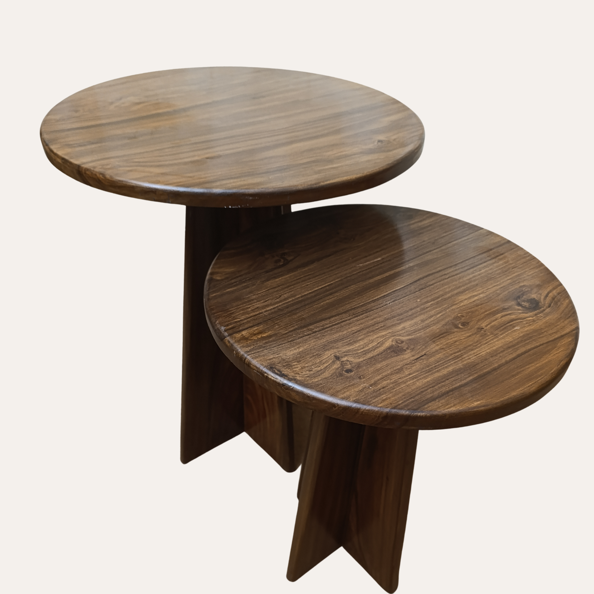 Close-up of Sheesham wood texture and round tabletop finish – Adaptivo Furniture