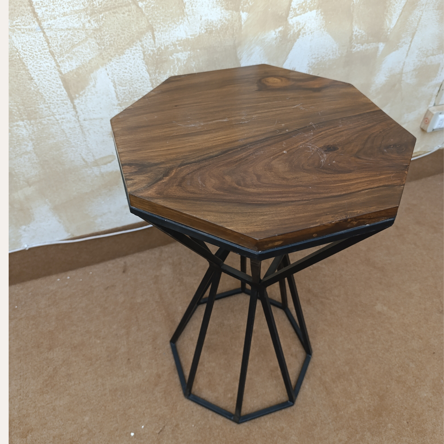 Rustic Sheesham wood & metal accent table in living room setup – Adaptivo Furniture